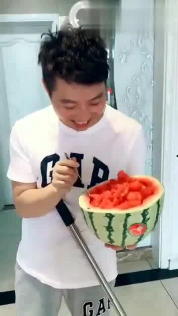 妻子哄丈夫吃瓜视频