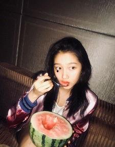 半夜吃瓜女星视频,当红女星深夜行为引发热议